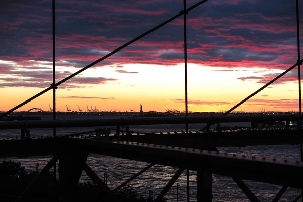 Vista Atardecer Estatua Libertad Desde Puente Brooklyn —  Fotos de Stock