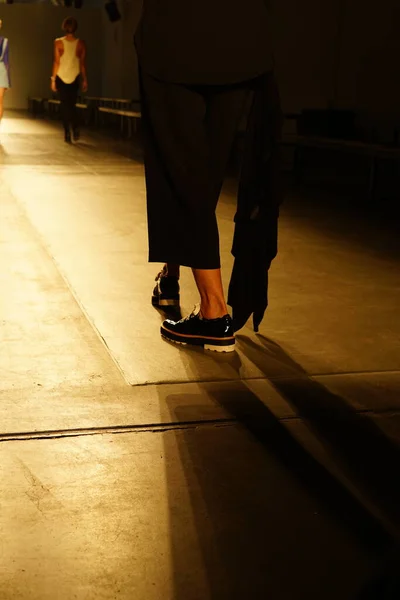 Sahne Arkası Podyumda Patent Siyah Ayakkabılarıyla — Stok fotoğraf