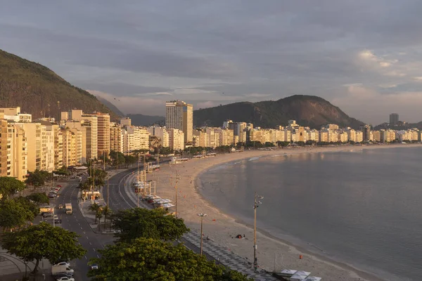 Hermosa Vista Los Edificios Orilla Playa Copacabana Amanecer Río Janeiro —  Fotos de Stock