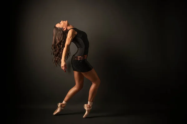 Een Danseres Jonge Elegante Balletdanser Gekleed Zwarte Trui Schoenen Gewichtloze — Stockfoto