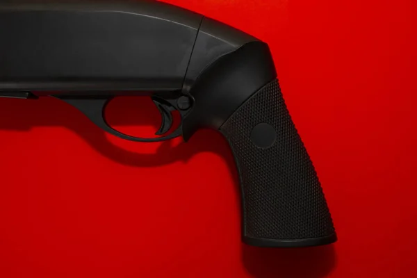 赤い背景に黒い散弾銃 ショットガンと武器の概念 — ストック写真
