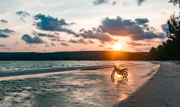 Uma Motocicleta Prateada Está Praia Pôr Sol — Fotografia de Stock