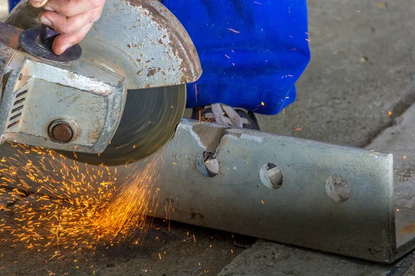 鋼を切断する角度グラインダーと労働者 — ストック写真