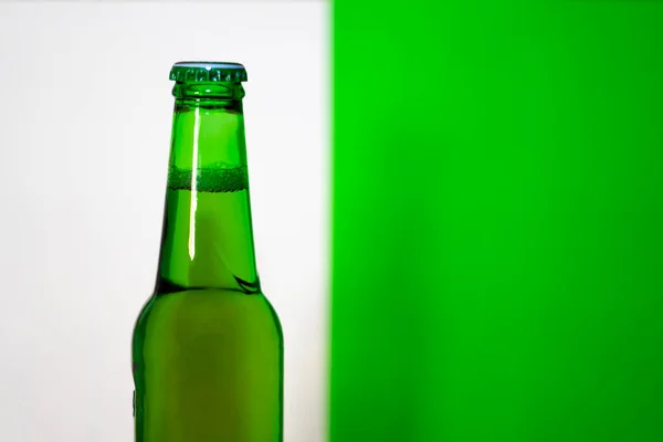 Grön Flaska Vit Och Grön Bakgrund Ölkoncept — Stockfoto
