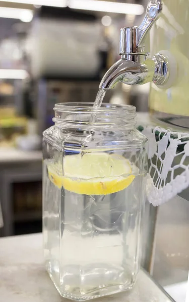 Lemonade Dispenser Filling Big Jar Slice Lemon Coffee Shop Background — Stock Photo, Image