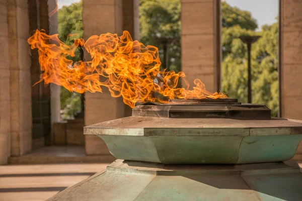 Feuer Geht Von Einem Denkmal Aus — Stockfoto