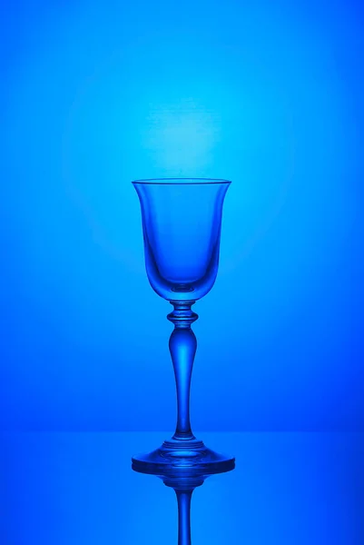 Mavi Arka Planda Boş Şarap Kadehi — Stok fotoğraf