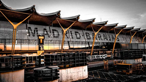 Madrid-Barajas havaalanında gün batımı. Amanecer en el aeropuerto de Madrid.