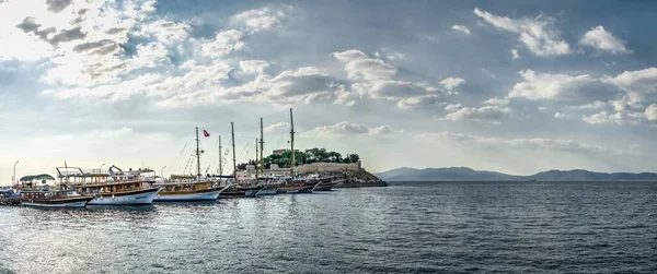 Kusadasi Turchia 2019 Piacere Parcheggio Barca Vicino Castello Kusadasi Turchia — Foto Stock