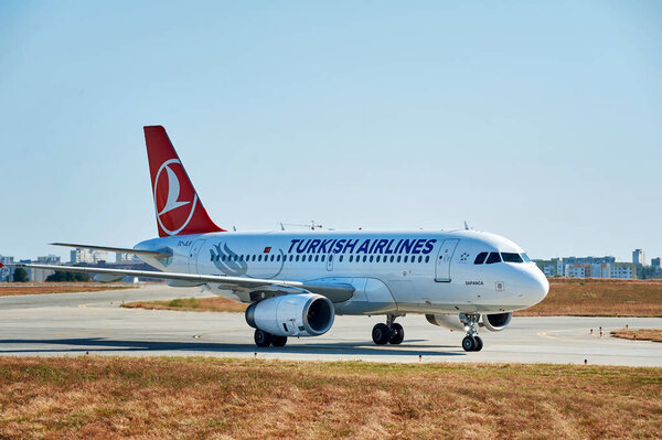 Харьков, Украина - 24 августа 2018 года. Взлет и посадка пассажирских самолетов, день обнаружения харьковского самолета