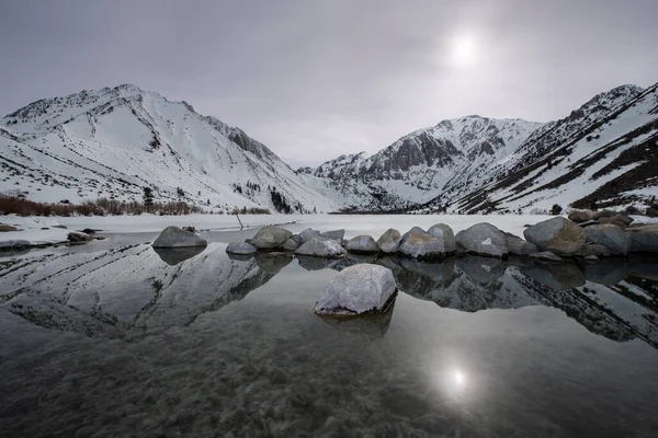 Skazaniec Lake Refleksja Nad Światłem Księżyca Jasną Noc — Zdjęcie stockowe