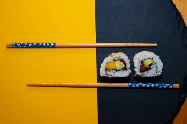 Stücke Vegetarischen Sushi Auf Gelbem Hintergrund Vegetarisches Sushi Konzept — Stockfoto