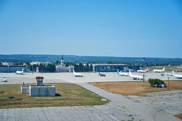Kharkov Ukraine 2018年8月24日 旅客用航空機の離陸及び着陸 ハリコフ航空機の発見日 — ストック写真