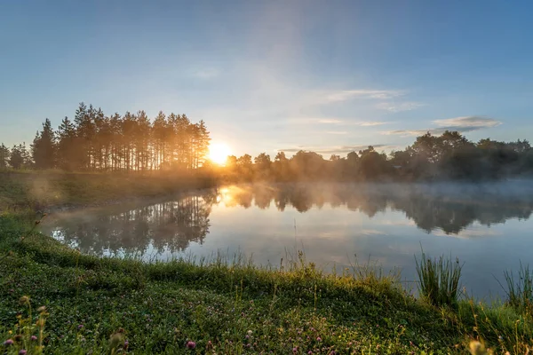 Rano Mglista Rzeka Letni Mglisty Wschód Słońca Nad Rzeką — Zdjęcie stockowe