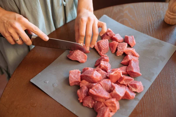 Mãos Mulher Cortando Pedaços Carne Uma Mesa Madeira — Fotografia de Stock