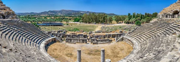晴れた夏の日に トルコのミレトスのギリシャの都市の古代劇場のインテリア — ストック写真