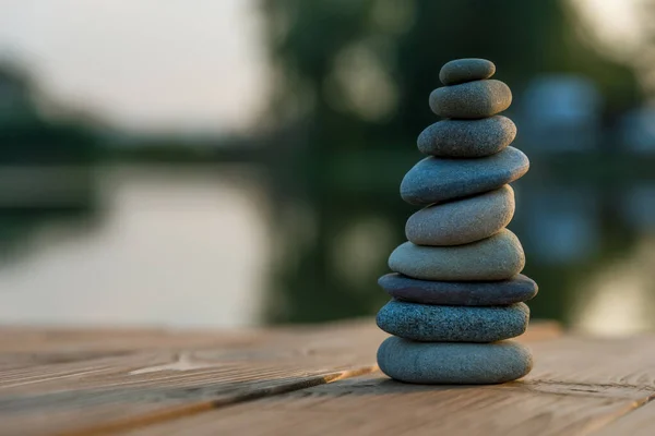 Zen Balancing Pebbles Lado Lago Nebuloso Verão — Fotografia de Stock