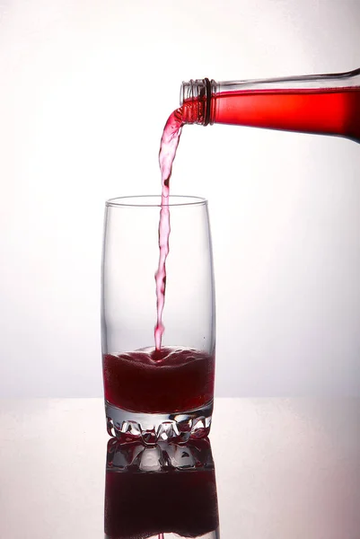 Despeje Uma Bebida Refrescante Refrigerante Borbulhante Vermelho Garrafa Vidro Fundo — Fotografia de Stock