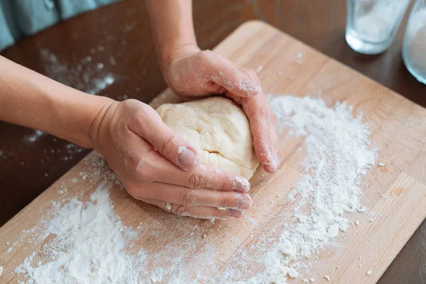Kobiece Ręce Robiące Ciasto Pizzę — Zdjęcie stockowe