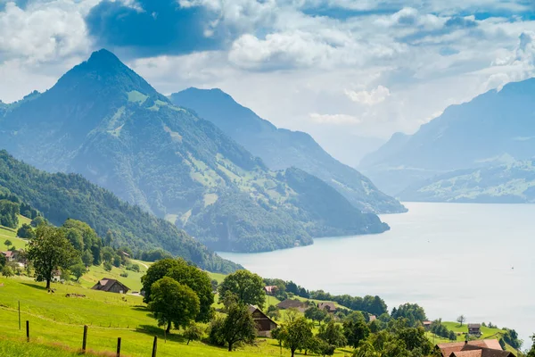 Lucerne Gölü 'nün arkasında Pilatus ve Rigi Dağı var.