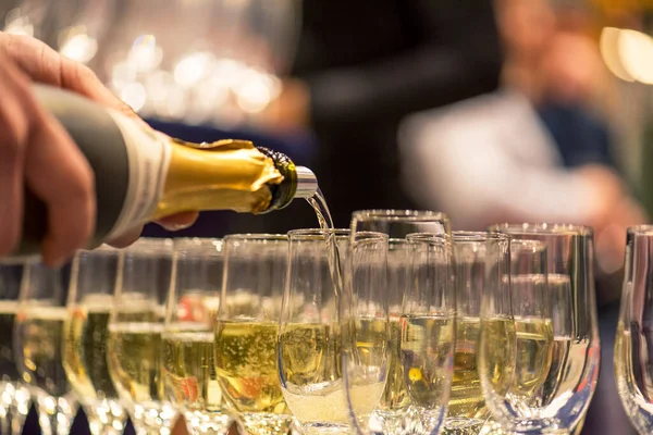 Barman Schenkt Champagne Glazen Het Feest — Stockfoto