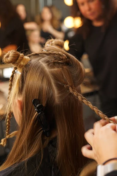 Kadeřník Splétání Mladé Ženy Vlasy Pro Módní Přehlídku Během Nyfw — Stock fotografie