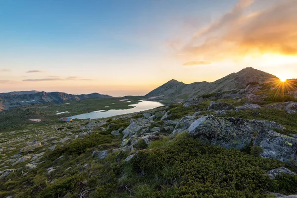 Paisagem Pôr Sol Com Pico Kamenitsa Lago Tevno Pirin Mountain — Fotografia de Stock