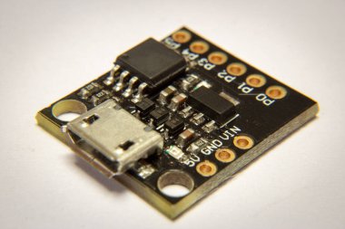 ATTiny 32 'ye yakın, arduino benzeri bir mikro denetleyici.