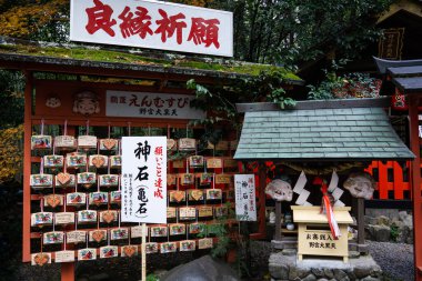 Arashiyama Bambu Korusu yıldızların ilgi odağı. Bu yükselen bambu saplarının arasında durmak başka bir dünyada olmak gibi. En nefes kesici doğal ve kültürel merak. Manzaralı ihtişamı yaşamak için mükemmel bir konumda.