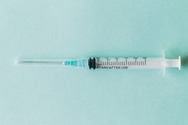 Beyaz arka planda bir şırınga. Beyazlar üzerinde izole edilmiş..