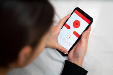 Kalbi atan kadın cep telefonuyla atıyor..