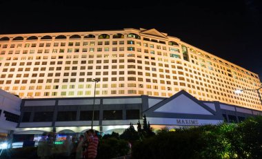 Genting, Malezya - 9 Mart 2015: Genting Highlands, Pahang 'daki oteller, kumarhaneler ve 1800 metre yüksekliğindeki Gunung Ulu Kali zirvesine tünemiş bir tema parkından oluşan birleşik tatil beldesi. Selangor sınırına yakın bir yerde.
