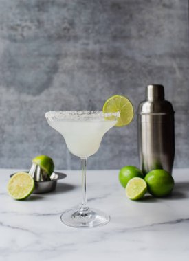 Margarita kokteylini misket tezgahında limon ve karıştırıcıyla kapat.