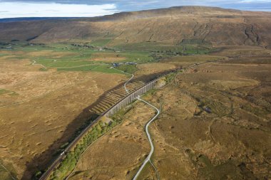 Ribblehead Viaduct Havalimanı listelenmiş bir yapı, Viyadük Kuzey Yorkshire, İngiltere 'deki Carlisle Demiryolu Yerleşkesi' ni işletiyor..