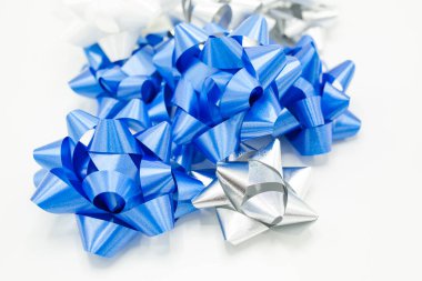 Mavi ve Gümüş Hediye Grubu Beyaz Arkaplanda Yaylar