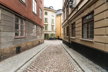 Stockholm 'ün tarihi Gamlastan şehrinin dar sokakları 