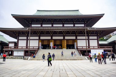 Naritasan Shinshoji Tapınağı Narita şehrindeki Naritasan Parkı 'na bağlıydı, Narita şehrinde 940 yılında inşa edilen büyük ve çok popüler bir Budist tapınağı kompleksi. Her dönemeçte manzaranın ihtişamı mimarinin kusursuz bir karışımını sunar.