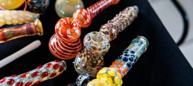 Sigara içmek için THC CBD esrar tomurcukları hazırlayın