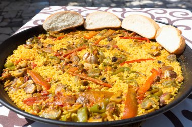 Organik malzemelerle pişirilmiş sebzeli paella. Çekimler Monforte del Cid, Alicante İspanya 'da.