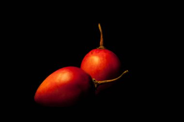 Siyah arka planda domatesler