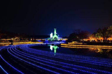 Nabana no Sato, Kuwana City 'deki bir botanik bahçesi / tema parkı. En çekici ve en büyük kış aydınlatma etkinliği. Park boyunca parlak ışık tesisleri..