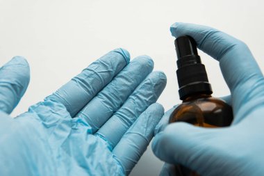 Ellerin koruyucu mavi eldivenlerle sterilize edilmesi.