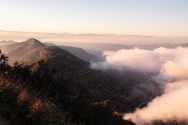 Dağın tepesinden güzel bir gün batımı.