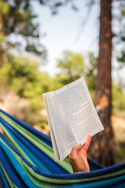 Biri hamakta kitap okurken el ele tutuşmanın ayrıntıları