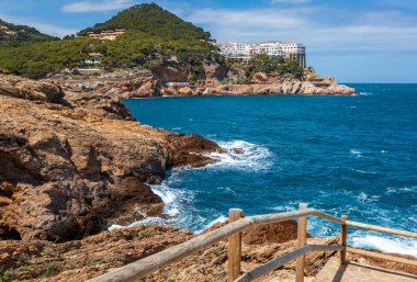 Deniz manzarası ve eski kasaba 