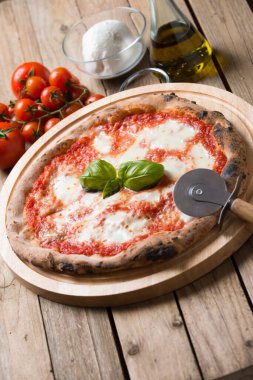 Ahşap fırın İtalyan pizzası margherita.