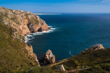 Portekiz manzarasının sarp kayalıklarının güzel manzarası