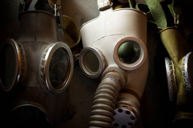 Soğuk Savaş döneminden kalma eski solunum maskeleri duvarda asılı..