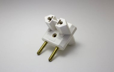 Farklı elektrik soketi standartları için plastik ve metalden yapılmış seyahat güç adaptörü