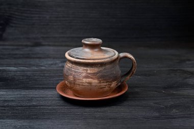 Siyah ahşap arka planda etnik stil toprak eşyalar